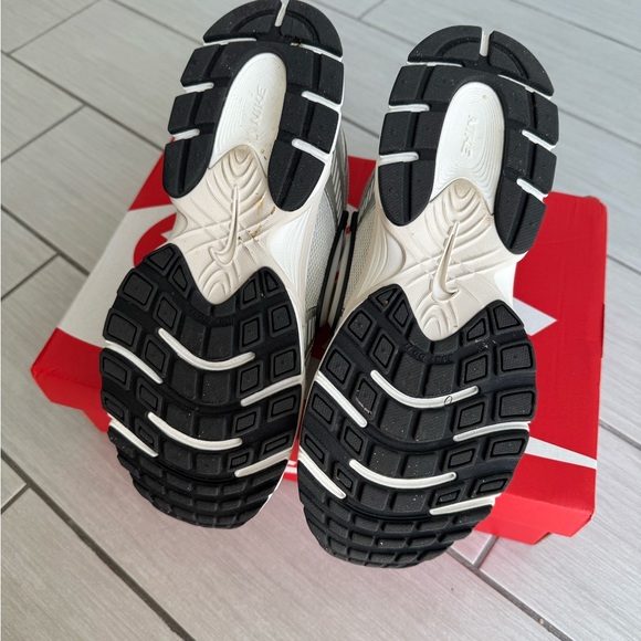 Nike White & Silver V5 RNR Sneakers - Picture 7 of 7